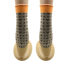 Breathable and soft socks with a simple design